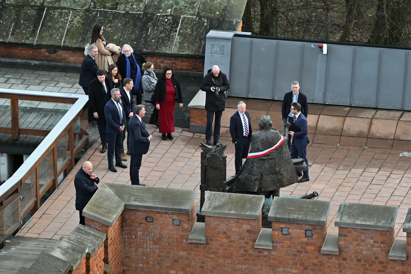 Ambasador Stanów Zjednoczonych w Polsce Thomas Rose (3P) podczas uroczystości odsłonięcia na Kopcu Kościuszki w Krakowie. Fot. PAP/Art Service