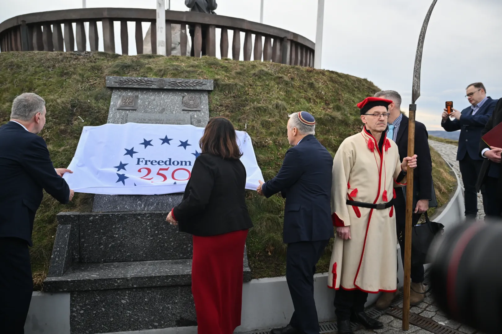Ambasador Stanów Zjednoczonych w Polsce Thomas Rose (3L), konsul generalna Stanów Zjednoczonych w Krakowie Gretchen Cureton (2L) i prezes Komitetu Kopca Kościuszki Piotr Dobosz (L) podczas uroczystości odsłonięcia na Kopcu Kościuszki w Krakowie. Fot. PAP/Art Service