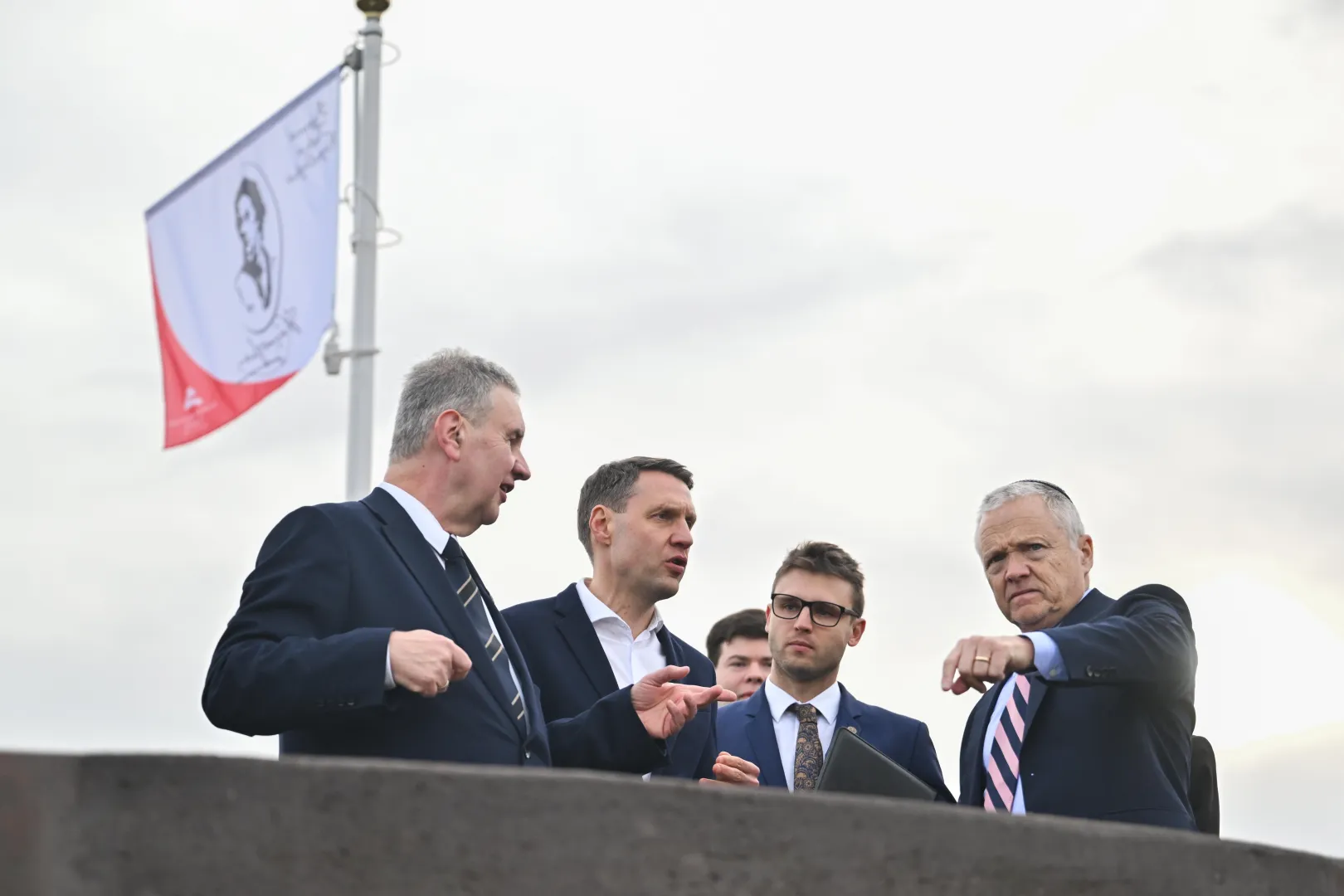 Ambasador Stanów Zjednoczonych w Polsce Thomas Rose (P) i prezes Komitetu Kopca Kościuszki Piotr Dobosz (L) podczas uroczystości odsłonięcia na Kopcu Kościuszki w Krakowie. Fot. PAP/Art Service