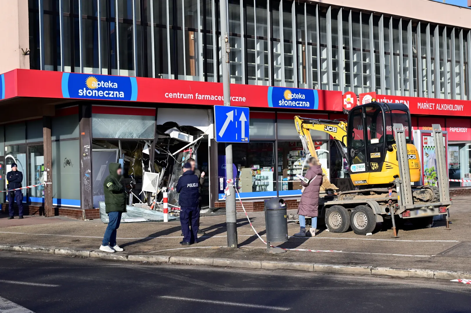 Miejsce wypadku z udziałem koparki u zbiegu ul. Rayskiego z Aleją Wyzwolenia w Szczecinie. Fot. PAP/Marcin Bielecki