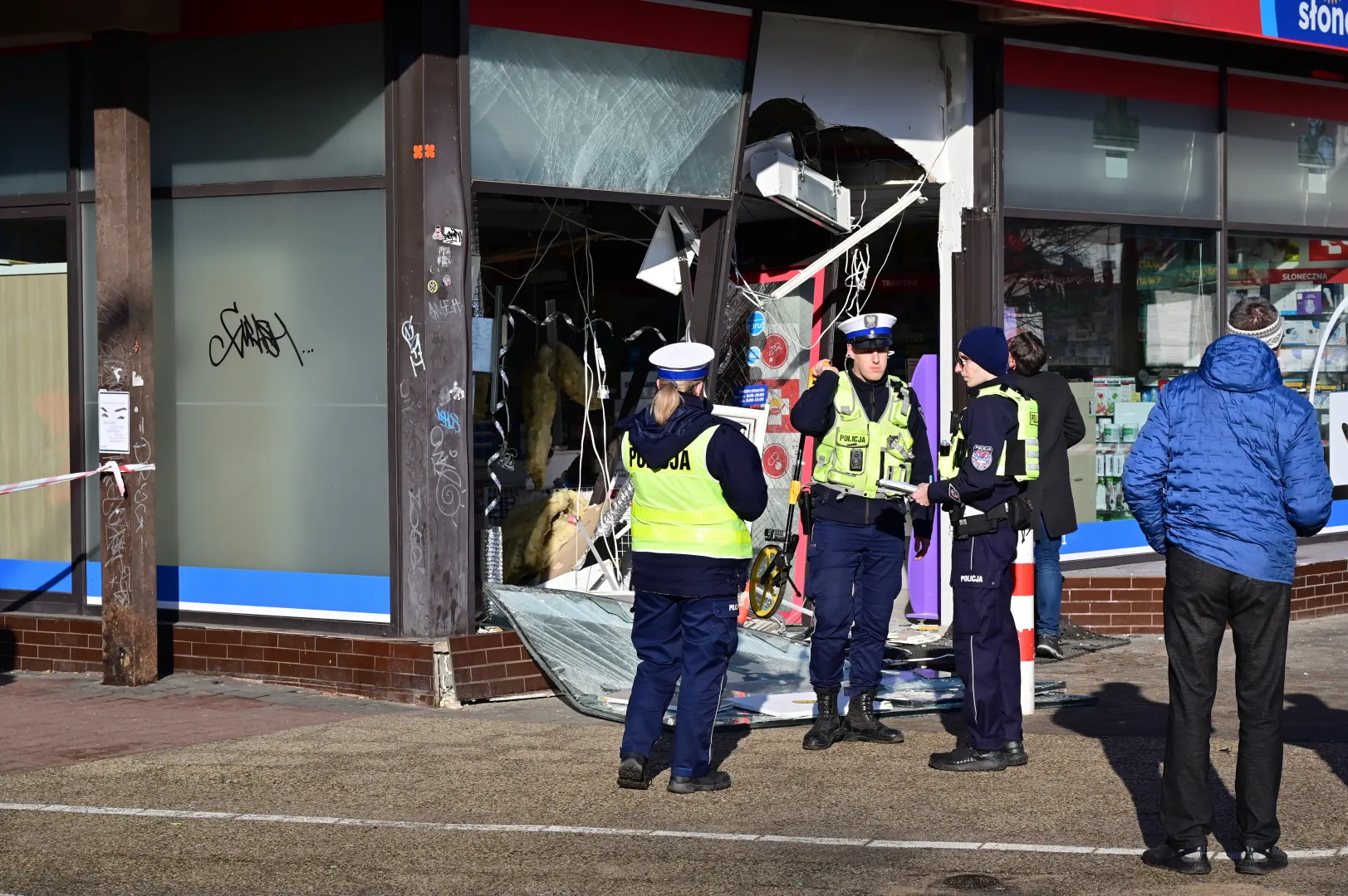 Miejsce wypadku z udziałem koparki u zbiegu ul. Rayskiego z Aleją Wyzwolenia w Szczecinie. Fot. PAP/Marcin Bielecki