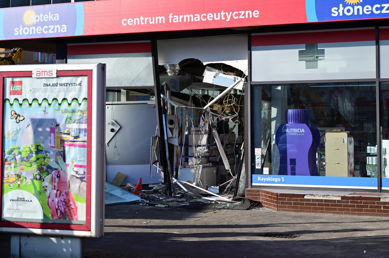 Miejsce wypadku z udziałem koparki u zbiegu ul. Rayskiego z Aleją Wyzwolenia w Szczecinie. Fot. PAP/Marcin Bielecki