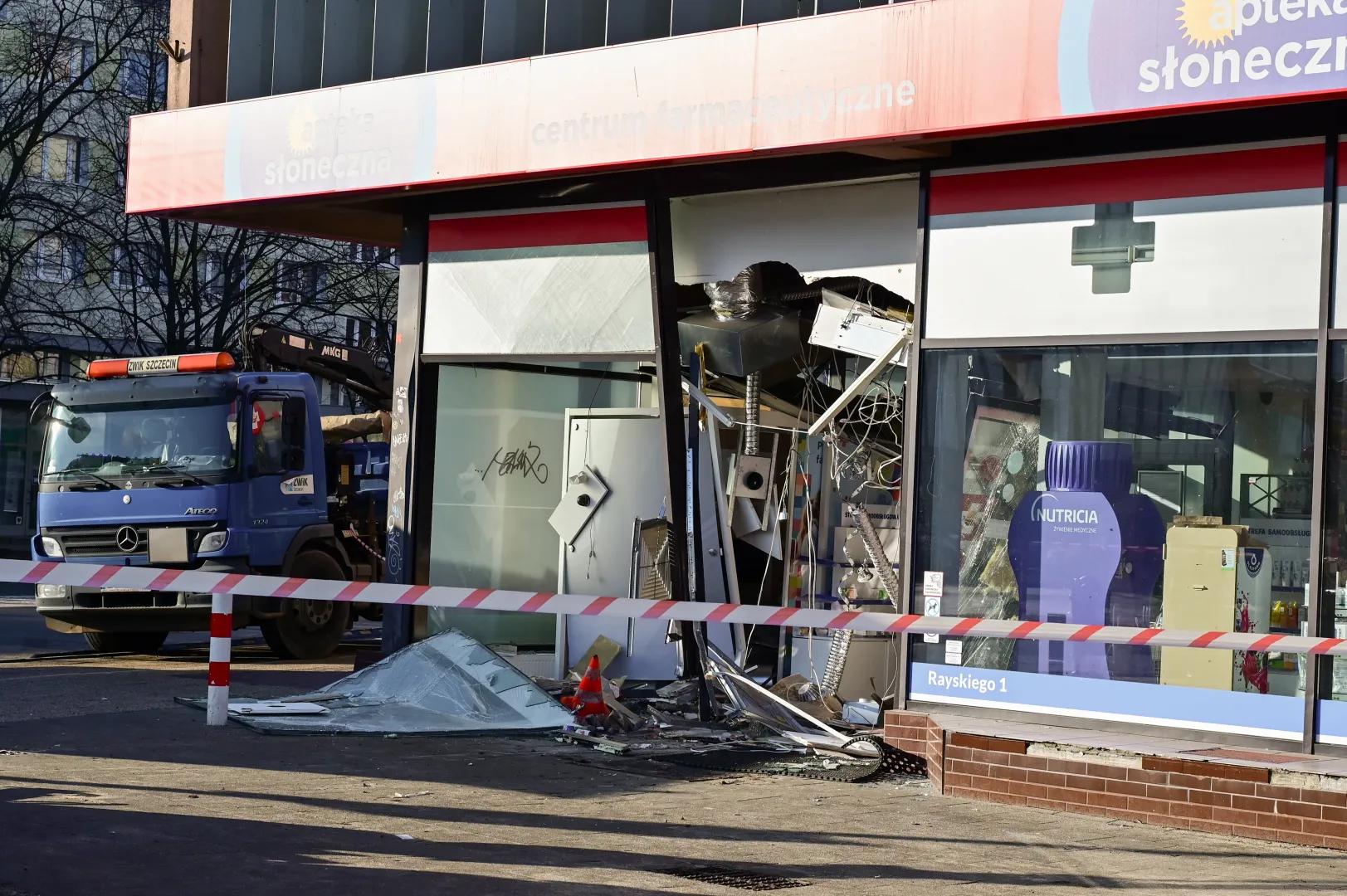 Miejsce wypadku z udziałem koparki u zbiegu ul. Rayskiego z Aleją Wyzwolenia w Szczecinie. Fot. PAP/Marcin Bielecki