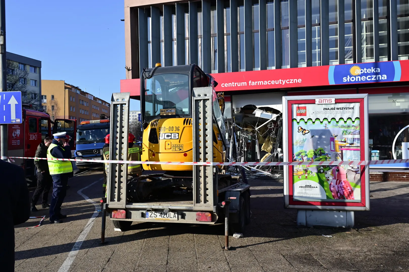 Miejsce wypadku z udziałem koparki u zbiegu ul. Rayskiego z Aleją Wyzwolenia w Szczecinie. Fot. PAP/Marcin Bielecki