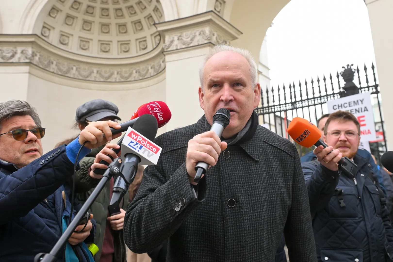 Prezes Ogólnopolskiego Związku Pracodawców Szpitali Powiatowych Waldemar Malinowski przed Ministerstwem Zdrowia Fot. PAP/Piotr Nowak