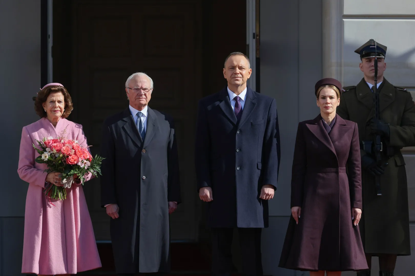 Prezydent RP Karol Nawrocki i pierwsza dama Marta Nawrocka (2P) podczas ceremonii powitania króla Szwecji Karola XVI Gustawa i jego małżonki królowej Sylwii na dziedzińcu Pałacu Prezydenckiego w Warszawie Fot. PAP/Paweł Supernak