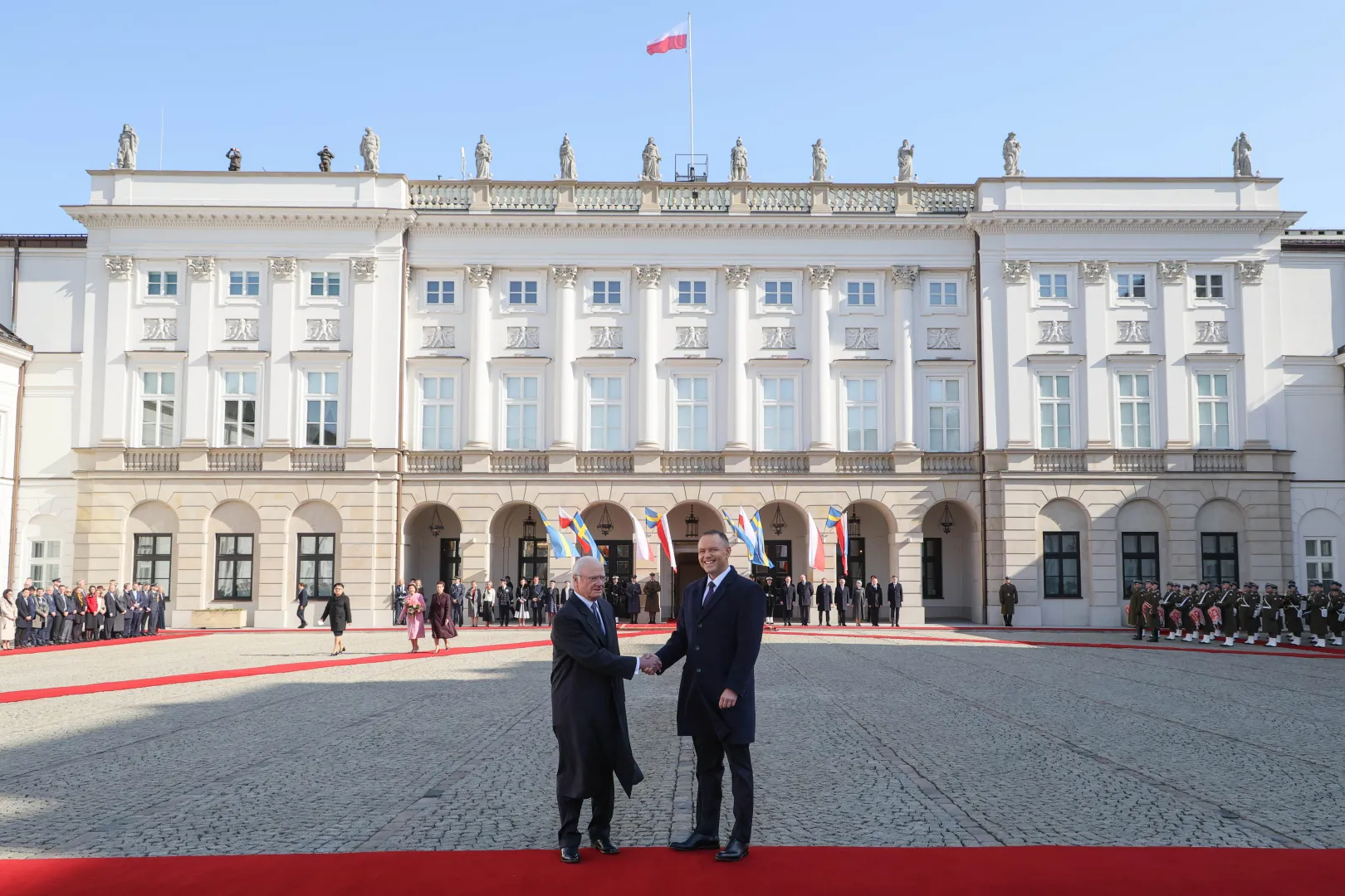  Prezydent RP Karol Nawrocki podczas ceremonii powitania króla Szwecji Karola XVI Gustawa Fot. PAP/Paweł Supernak