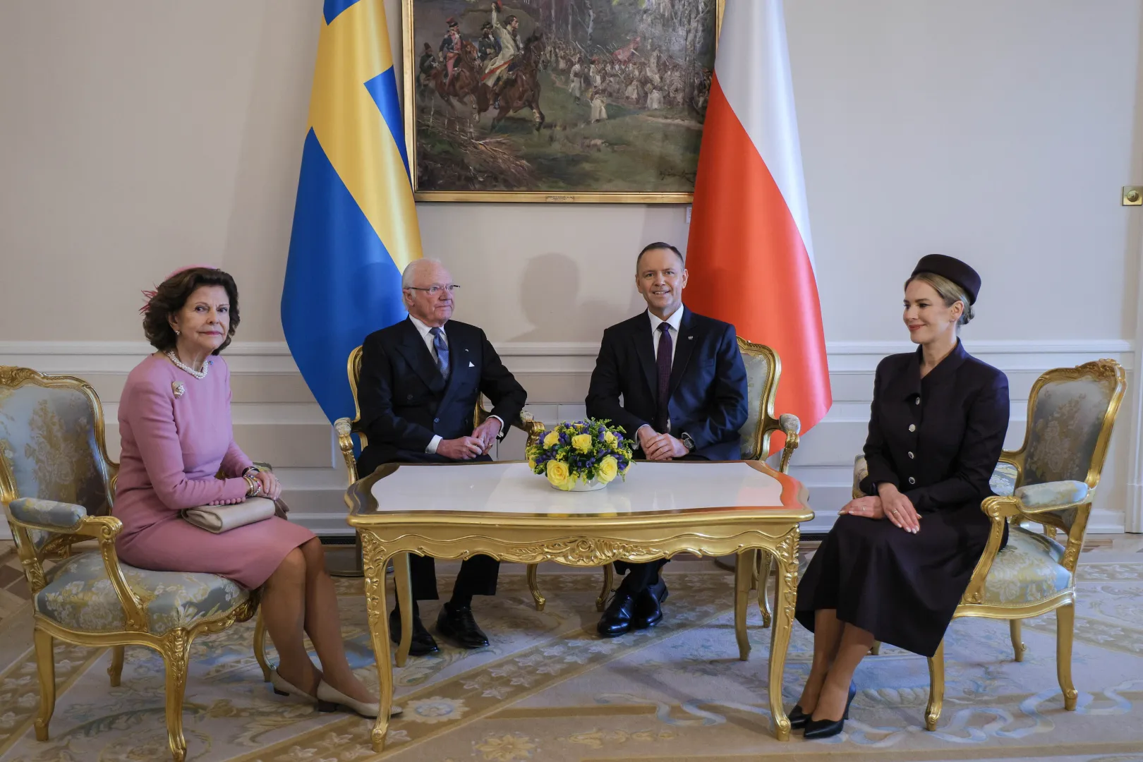 Prezydent RP Karol Nawrocki, pierwsza dama Marta Nawrocka, król Szwecji Karol XVI Gustaw i jego małżonka królowa Sylwia na spotkaniu w Sali Białej Pałacu Prezydenckiego w Warszawie Fot. PAP/Paweł Supernak