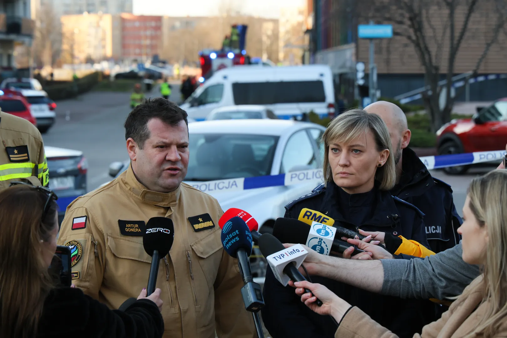 Mazowiecki Komendant Wojewódzki PSP nadbryg. Artur Gonera (L) i oficer prasowa Komendanta Rejonowego Policji Warszawa II asp. szt. Marta Haberska (P) podczas wypowiedzi dla mediów na miejscu pożaru na warszawskim Ursynowie Fot. PAP/Paweł Supernak