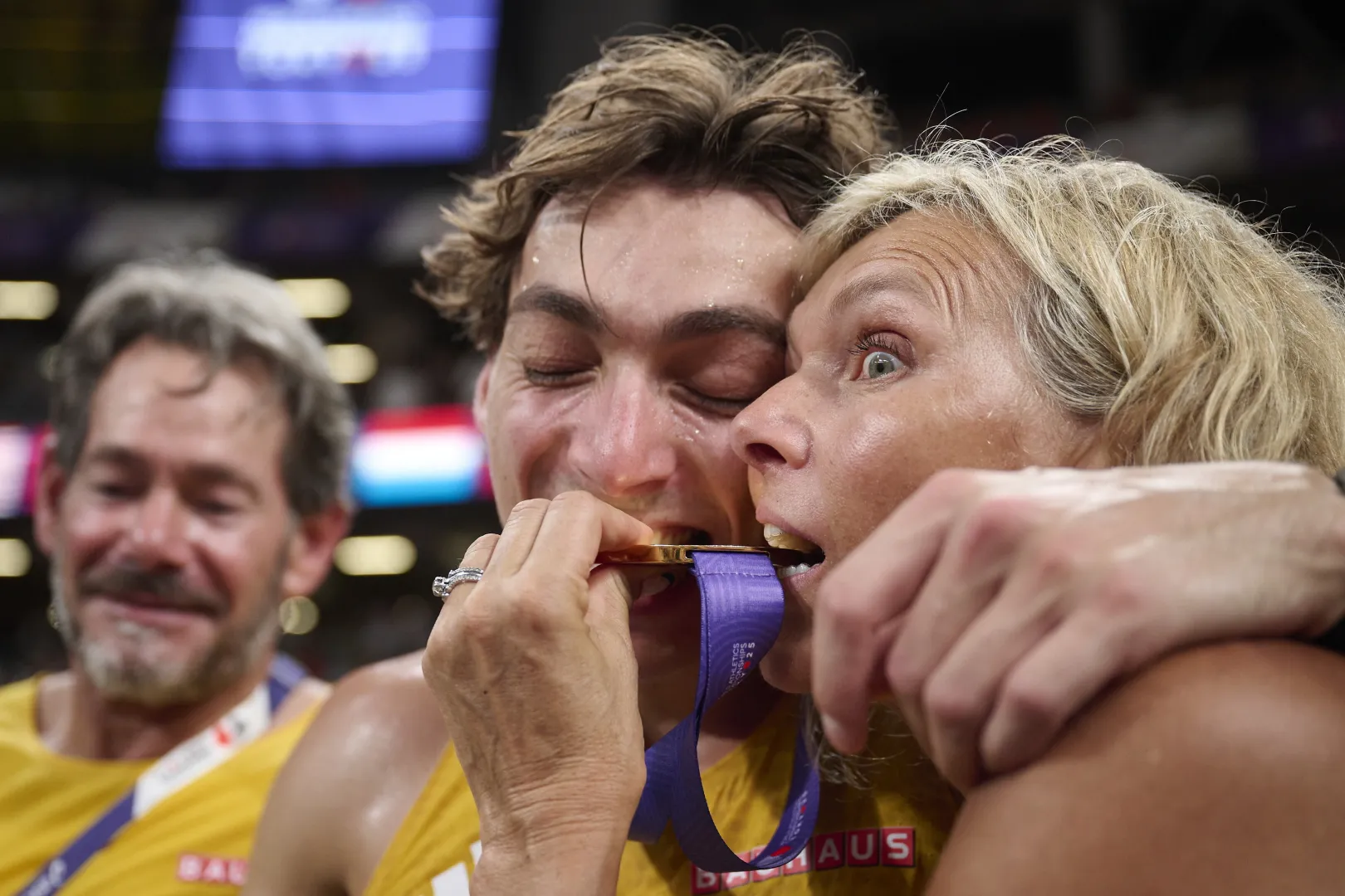 Armand Duplantis pozuje do zdjęcia z rodzicami - matką Heleną Duplantis (P) i ojcem Gregiem Duplantisem (L).