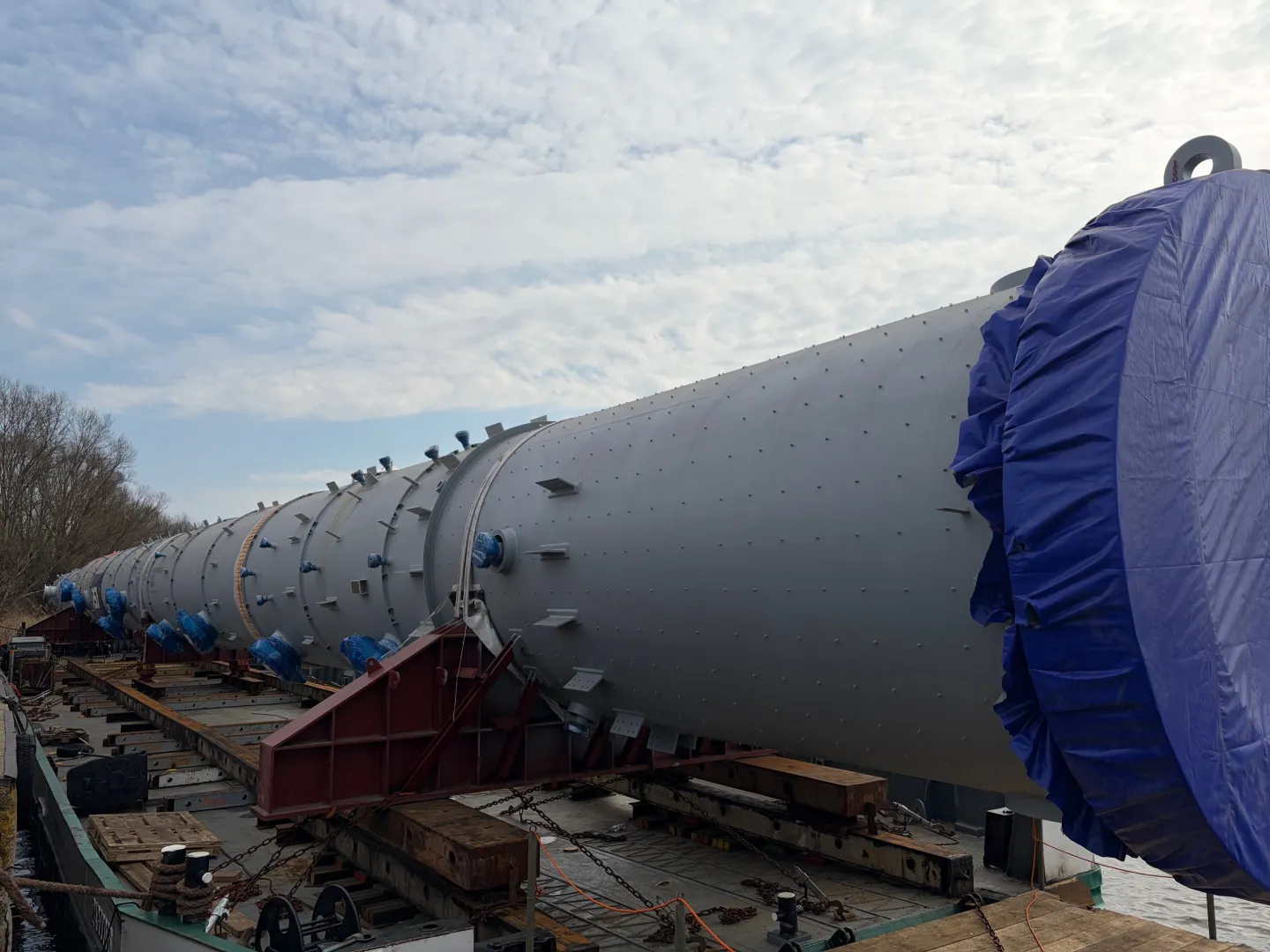 Wisłą przypłynęły na barkach dwie gigantyczne kolumny dla Orlenu. Fot. Orlen