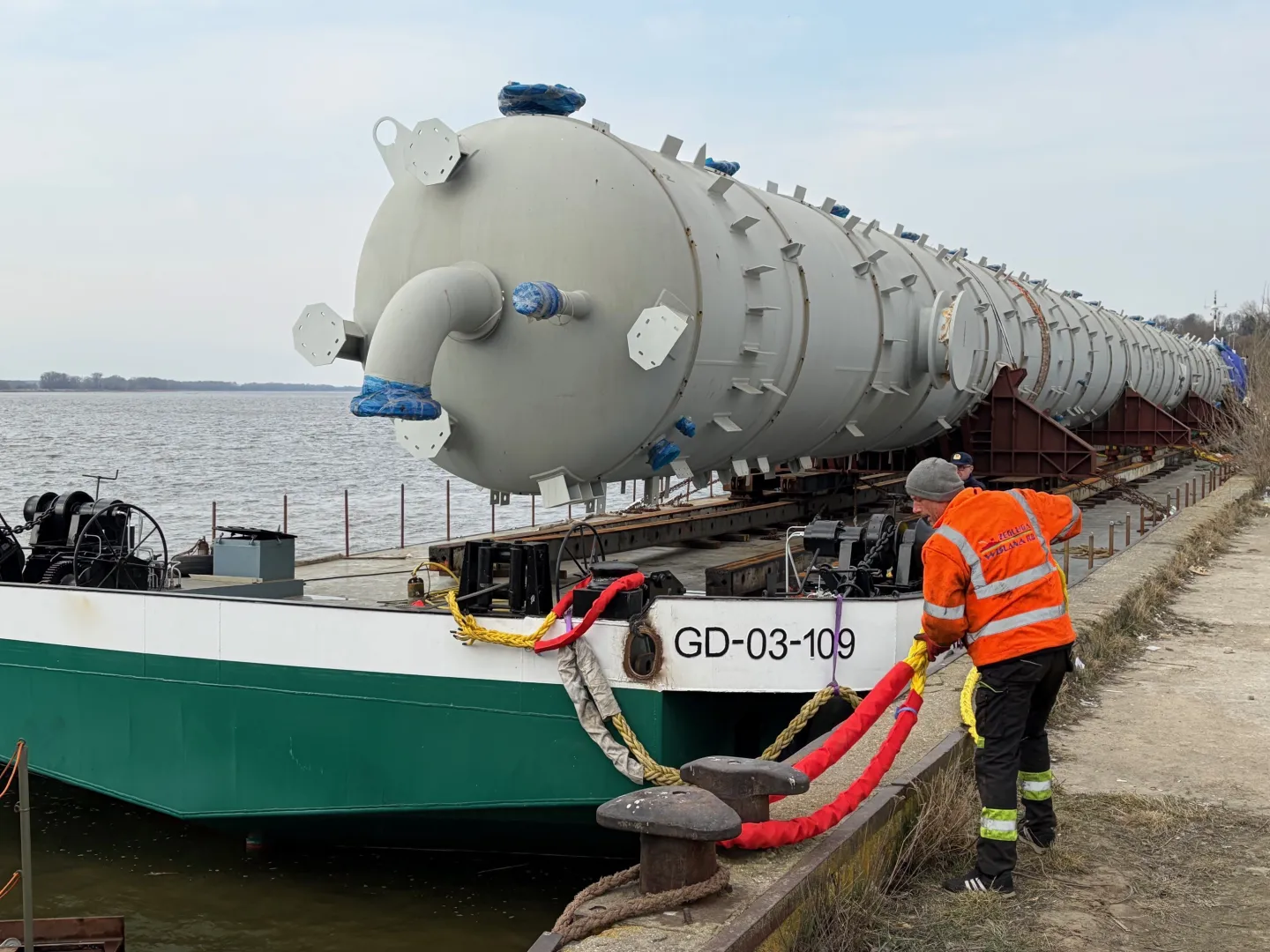 Wisłą przypłynęły na barkach dwie gigantyczne kolumny dla Orlenu. Fot. Orlen