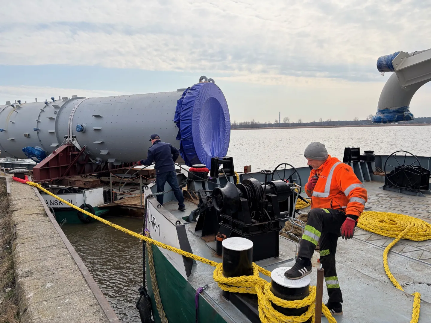 Wisłą przypłynęły na barkach dwie gigantyczne kolumny dla Orlenu. Fot. Orlen