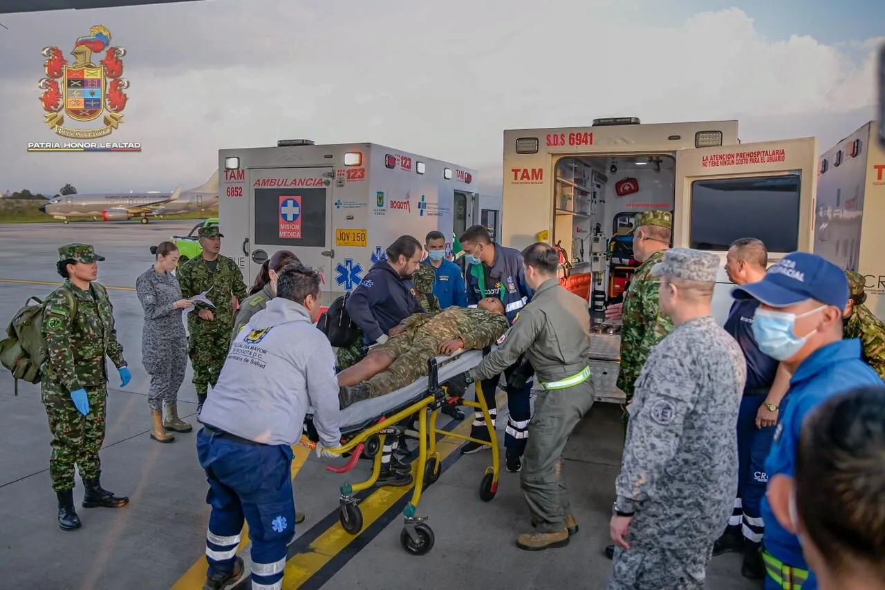Ranni w katastrofie trafili pod opiekę służb medycznych Fot. PAP/EPA/Colombian Military Forces (FFMM) / HANDOUT