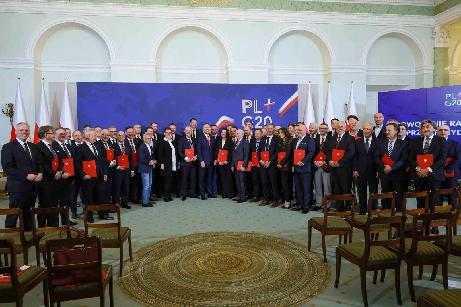 Prezydent Karol Nawrocki z członkami nowo powołanej Rady ds. Biznesu. Fot. PAP/Paweł Supernak 