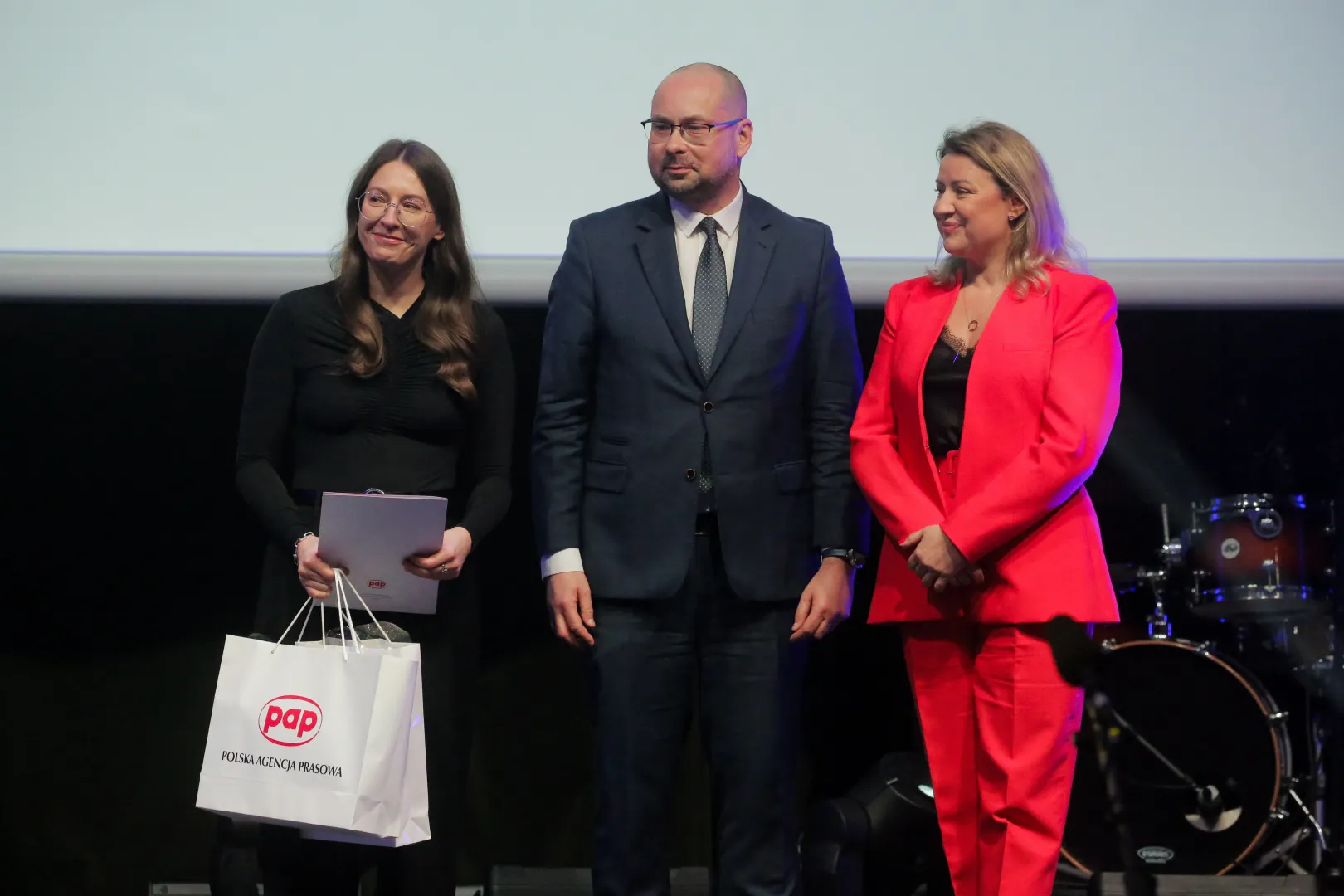 Prezes Polskiej Agencji Prasowej Marek Błoński, dyrektor TVP 3 Olsztyn Magdalena Golińska-Konecko i laureatka Małgorzata Rukszan podczas gali II edycji konkursu Skrzydła Warmii i Mazur. Fot. PAP/Tomasz Waszczuk