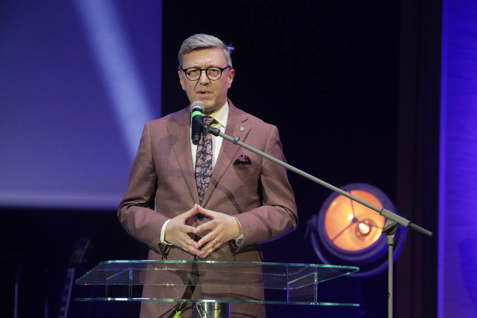 Rektor Uniwersytetu Warmińsko-Mazurskiego prof. Jerzy Przyborowski podczas gali II edycji konkursu Skrzydła Warmii i Mazur. Fot. PAP/Tomasz Waszczuk