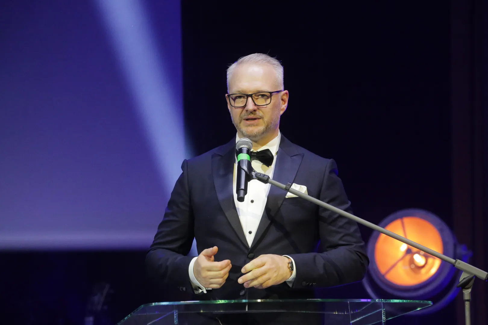 Wojewoda warmińsko-mazurski Radosław Król podczas gali II edycji konkursu Skrzydła Warmii i Mazur. Fot. PAP/Tomasz Waszczuk