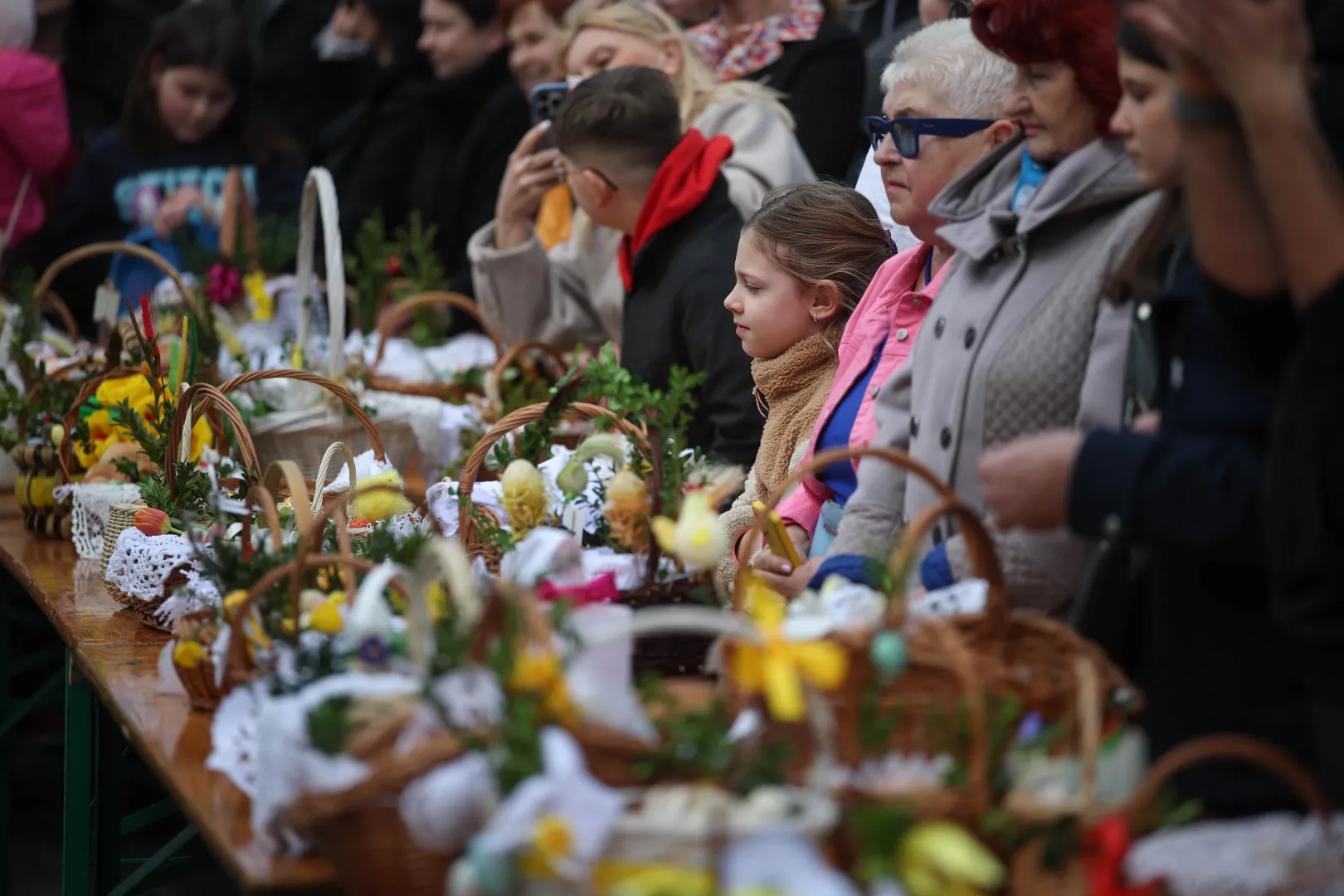 Święcenie pokarmów przed Bazyliką Mariacką na Rynku Głównym w Krakowie Fot. PAP/Łukasz Gągulski