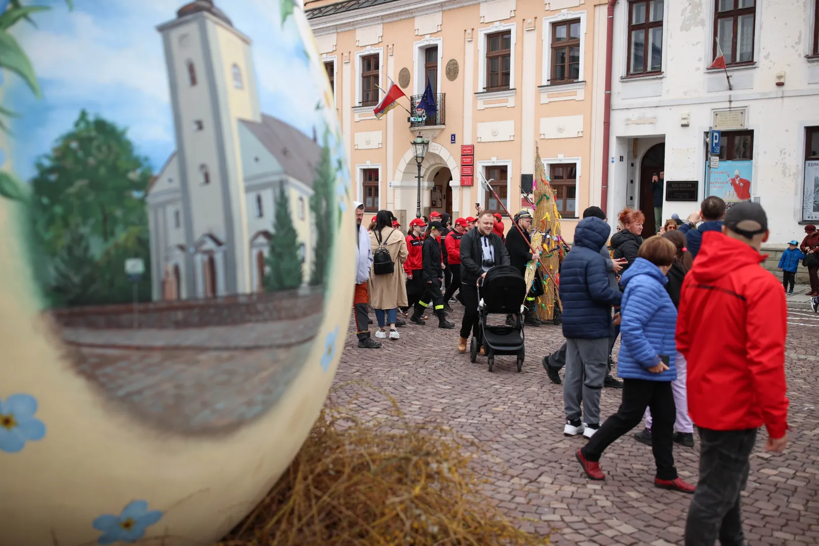 Pochód z Judoszem na ulicach Skoczowa. Fot. PAP/Jarek Praszkiewicz