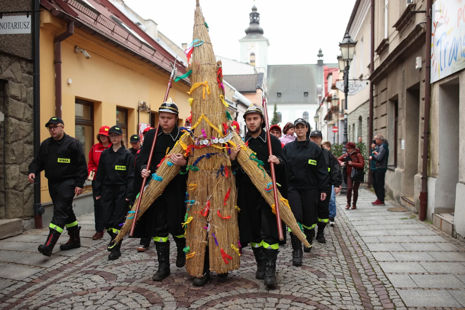 Pochód z Judoszem na ulicach Skoczowa. Fot. PAP/Jarek Praszkiewicz