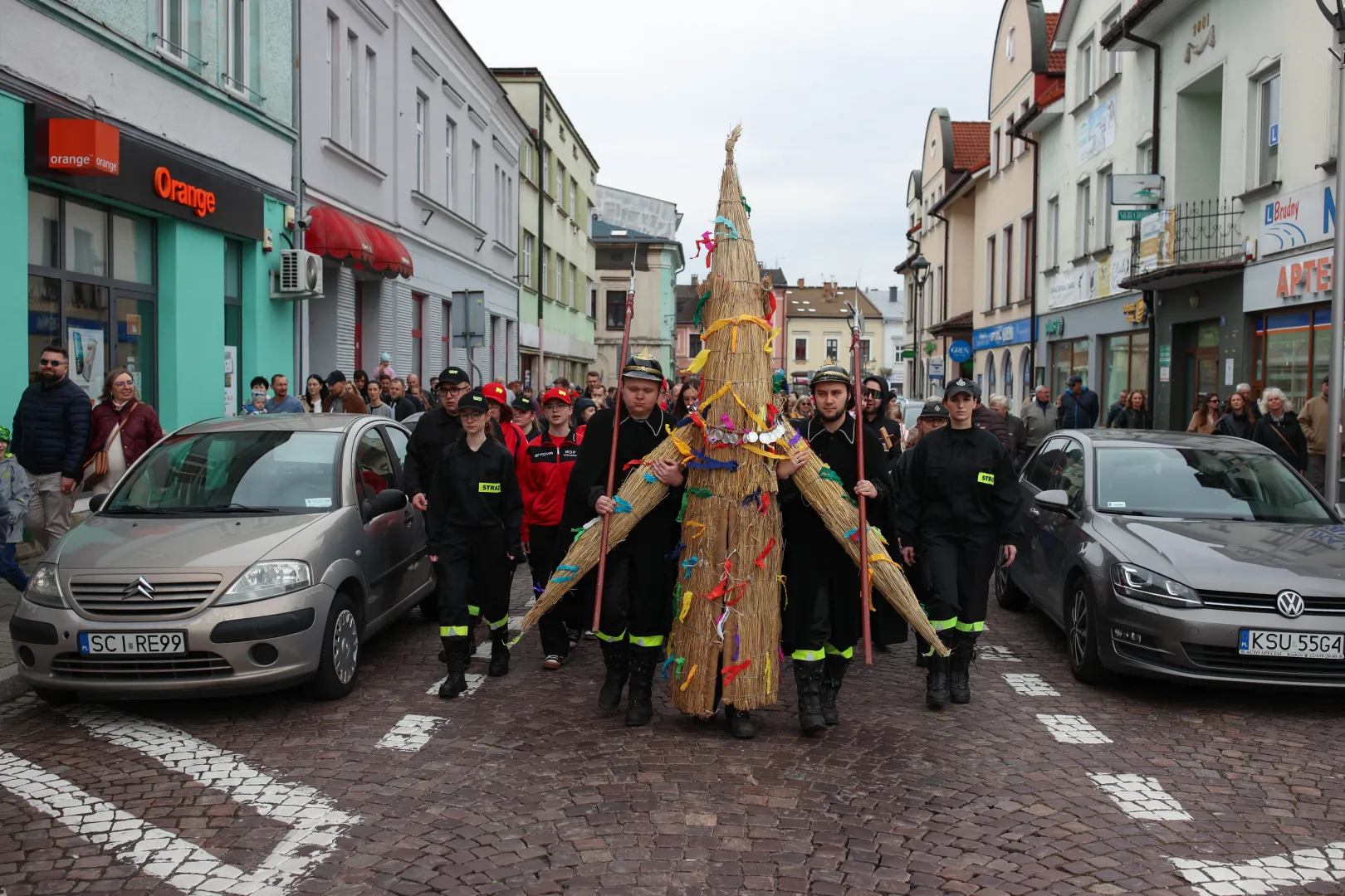 Pochód z Judoszem na ulicach Skoczowa. Fot. PAP/Jarek Praszkiewicz