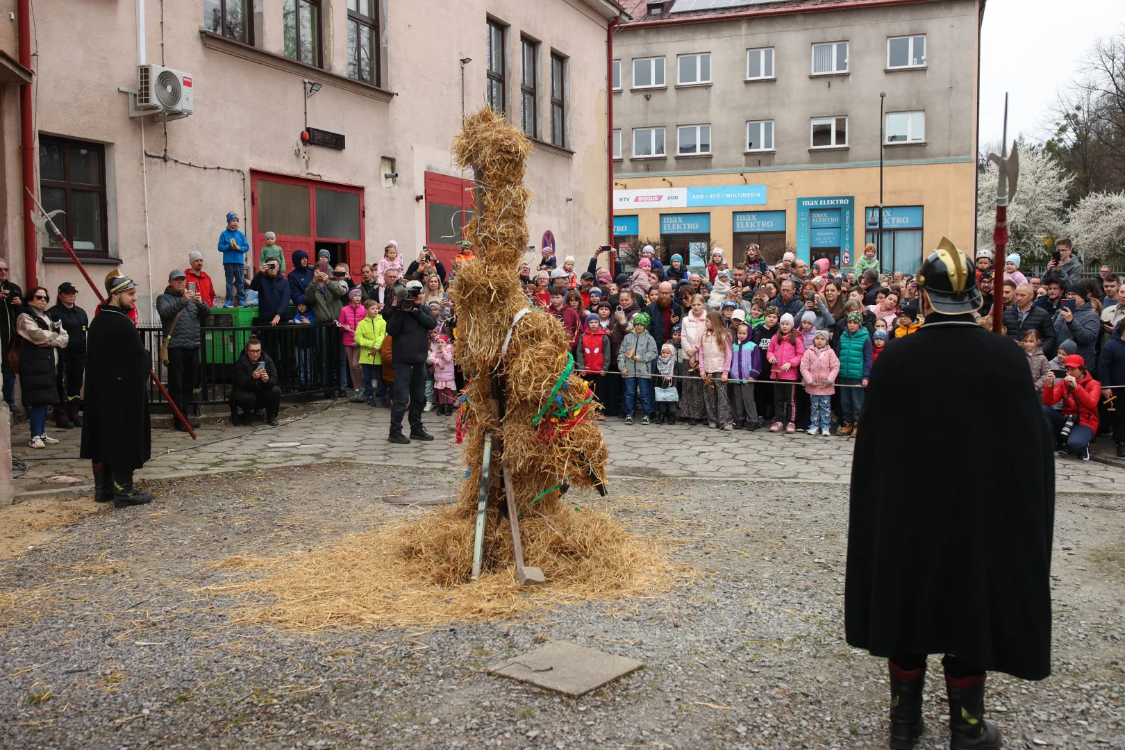 Pochód z Judoszem na ulicach Skoczowa. Fot. PAP/Jarek Praszkiewicz