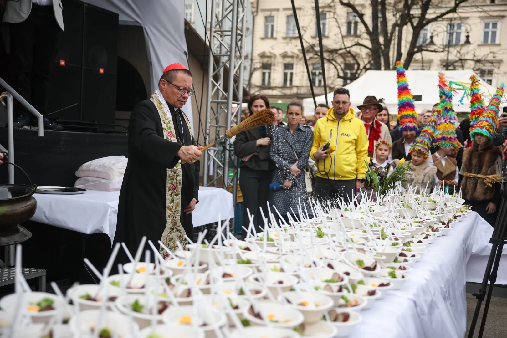 Metropolita krakowski kard. Grzegorz Ryś (C) podczas święcenia pokarmów przed Bazyliką Mariacką na Rynku Głównym w Krakowie