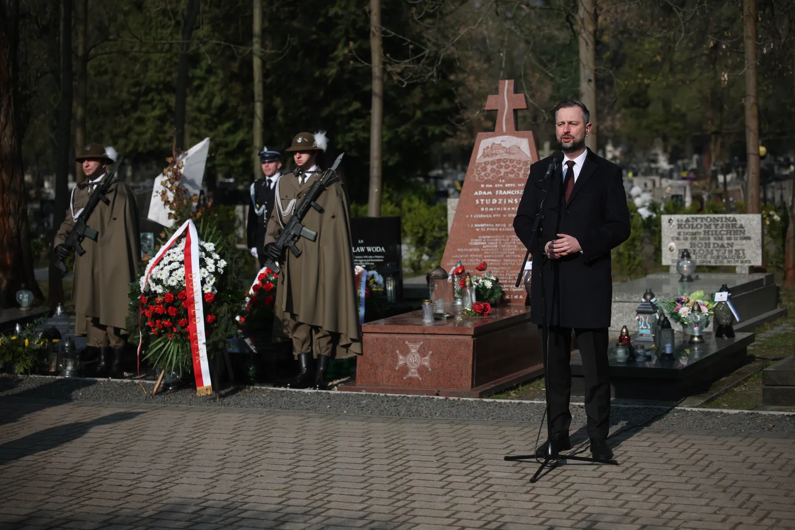 Wicepremier, minister obrony narodowej Władysław Kosiniak-Kamysz podczas uroczystościach upamiętniających katastrof połączonych z Apelem Pamięci na Cmentarzu Rakowickim w Krakowie Fot. PAP/Łukasz Gągulski