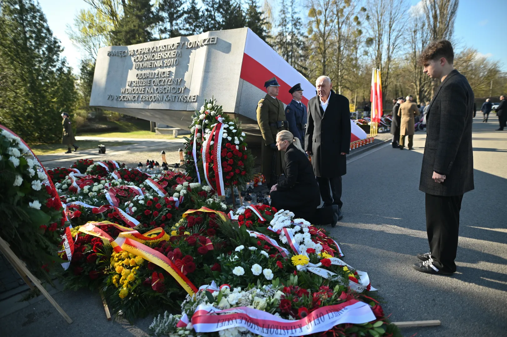 Minister edukacji Barbara Nowacka (C) z ojcem Jerzym Nowackim (2P) podczas uroczystości przed pomnikiem Ofiar Katastrofy Smoleńskiej na Cmentarzu Wojskowym na Powązkach Fot. PAP/Marcin Obara
