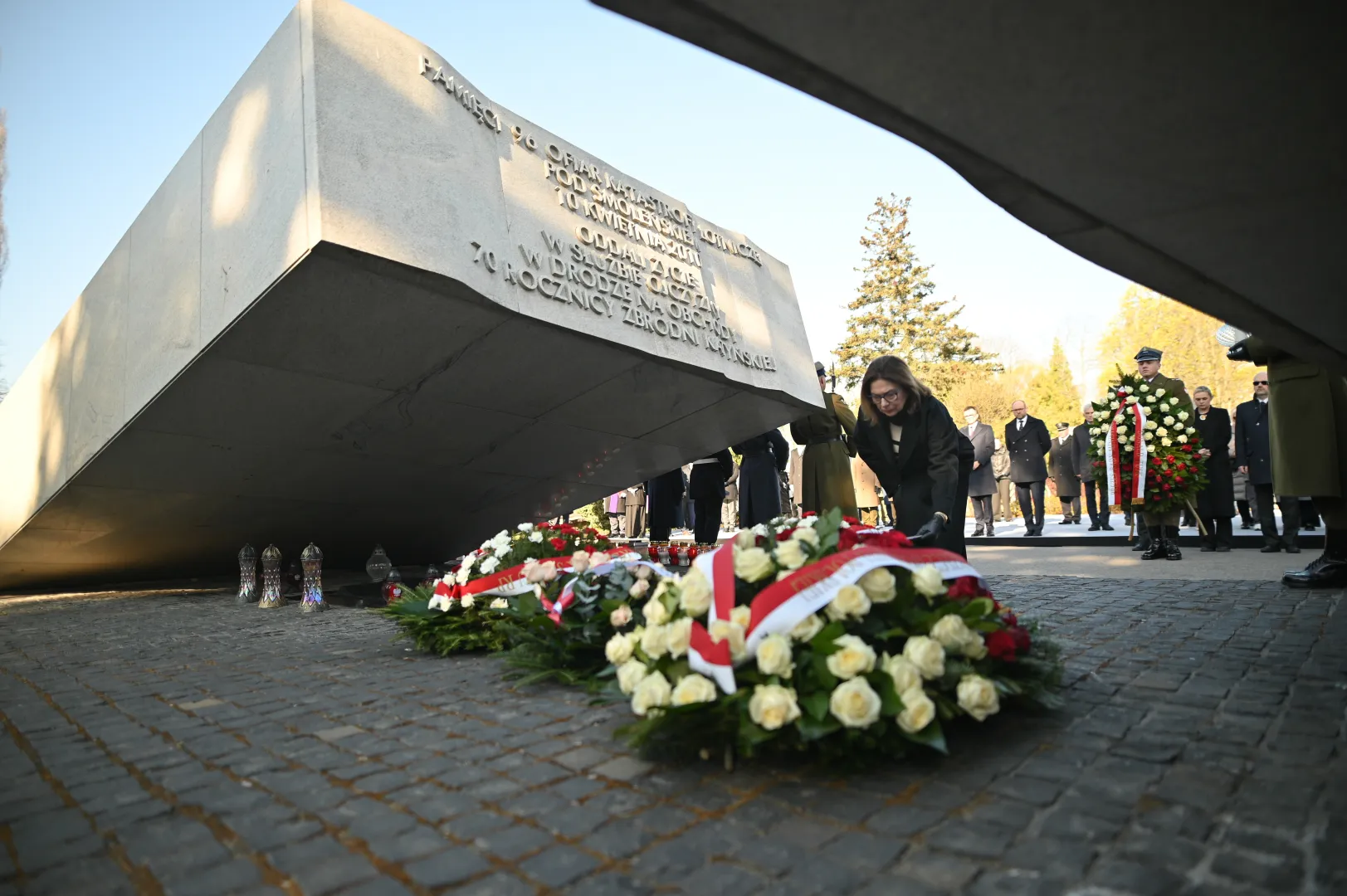 Marszałek Senatu Małgorzata Kidawa-Błońska podczas uroczystości przed pomnikiem Ofiar Katastrofy Smoleńskiej na Cmentarzu Wojskowym na Powązkach Fot. PAP/Marcin Obara