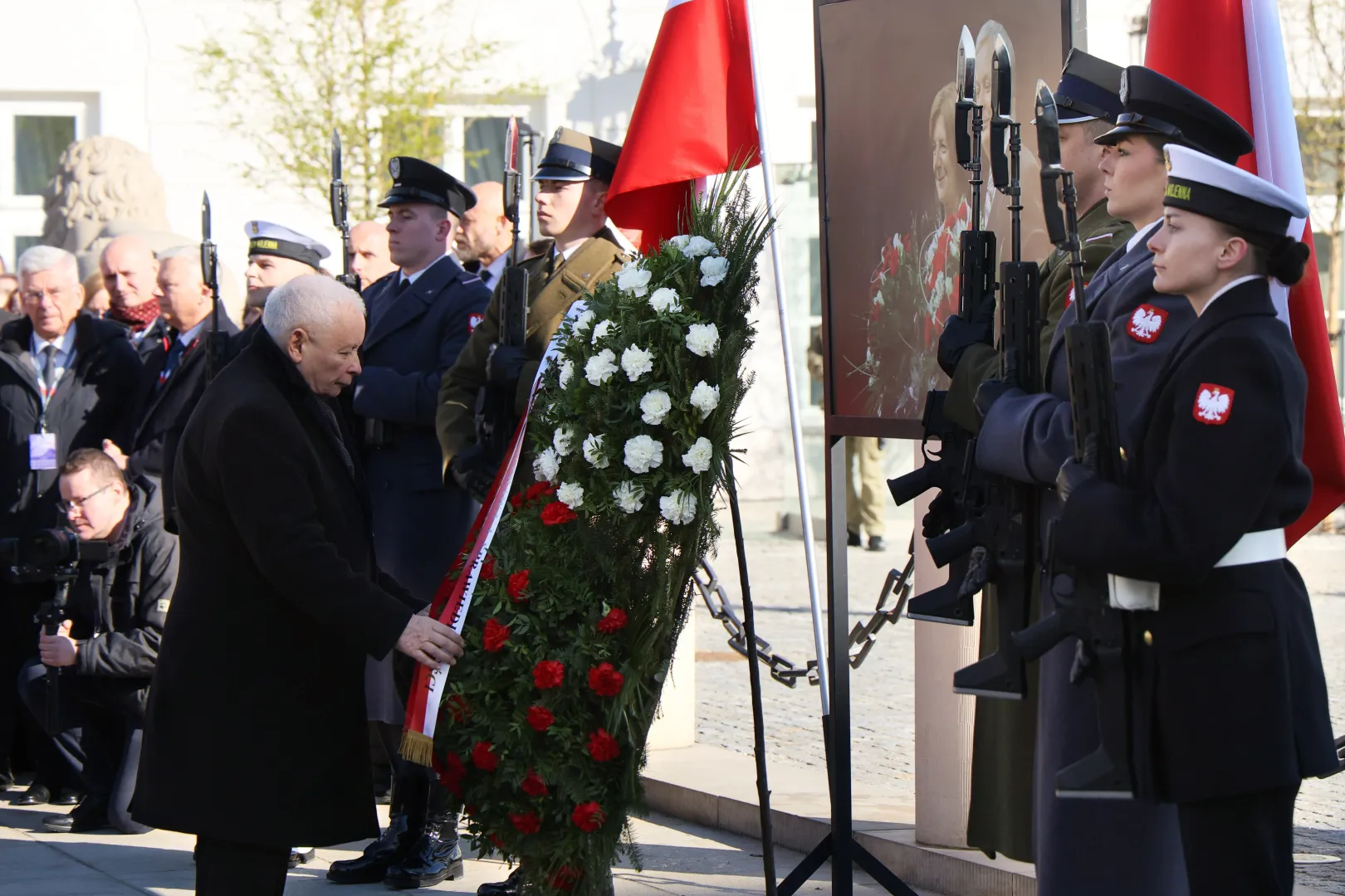 Prezes PiS Jarosław Kaczyński (L) podczas Apelu Pamięci przed Pałacem Prezydenckim Fot. Paweł Supernak