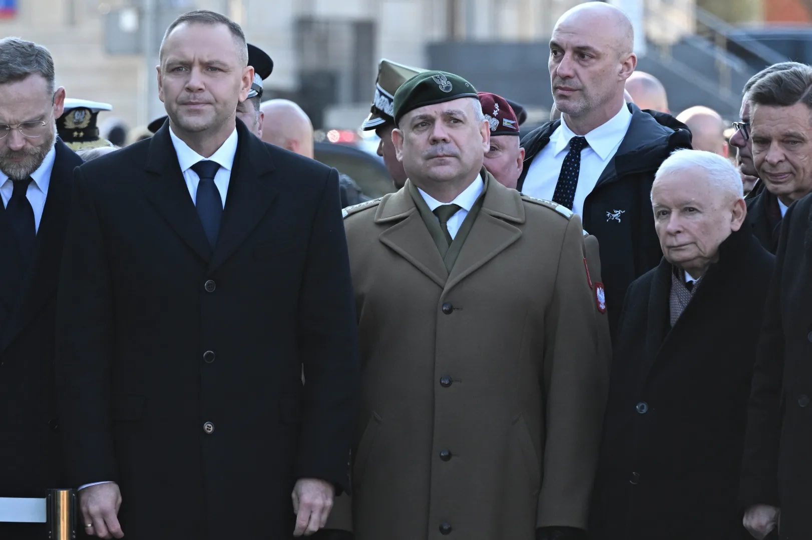  Od lewej: szef KPRP Zbigniew Bogucki, prezydent RP Karol Nawrocki, szef Sztabu Generalnego Wojska Polskiego gen. Wiesław Kukuła i prezes PiS Jarosław Kaczyński podczas złożenia kwiatów pod pomnikiem prezydenta RP Lecha Kaczyńskiego na pl. Piłsudskiego Fot. PAP/Radek Pietruszka