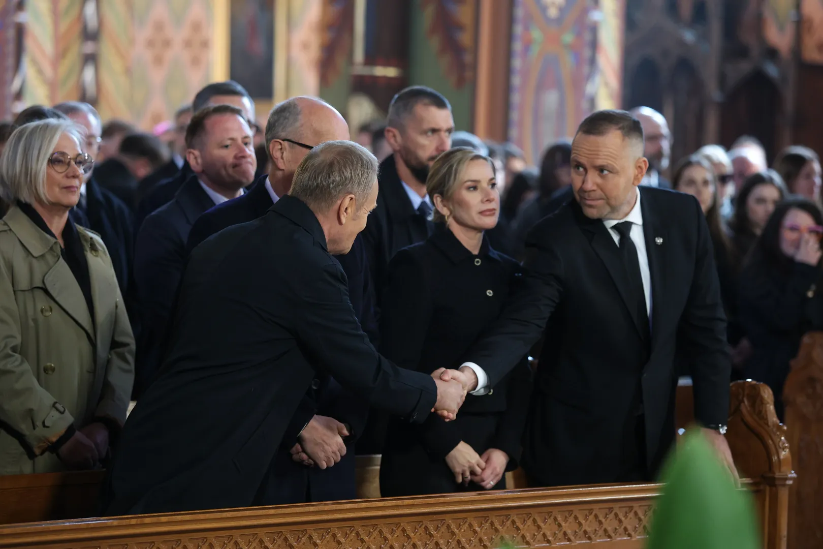 Prezydent RP Karol Nawrocki (P) z małżonką Martą Nawrocką (2P), wicemarszałek Sejmu Dorota Niedziela (L) oraz premier Donald Tusk (2L) podczas mszy świętej żałobnej w intencji posła Lewicy Łukasza Litewki w kościele parafii rzymskokatolickiej pw. św. Joachima w Sosnowcu. Fot. PAP/Łukasz Gągulski