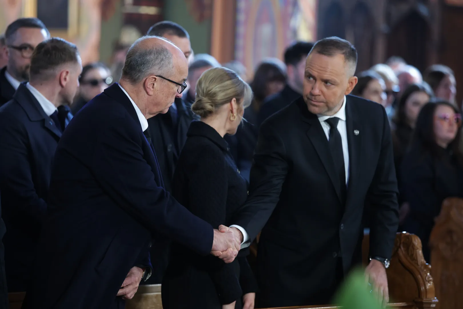 Prezydent RP Karol Nawrocki (P) i marszałek Sejmu Włodzimierz Czarzasty (L) podczas mszy świętej żałobnej w intencji posła Lewicy Łukasza Litewki w kościele parafii rzymskokatolickiej pw. św. Joachima w Sosnowcu. Fot. PAP/Łukasz Gągulski