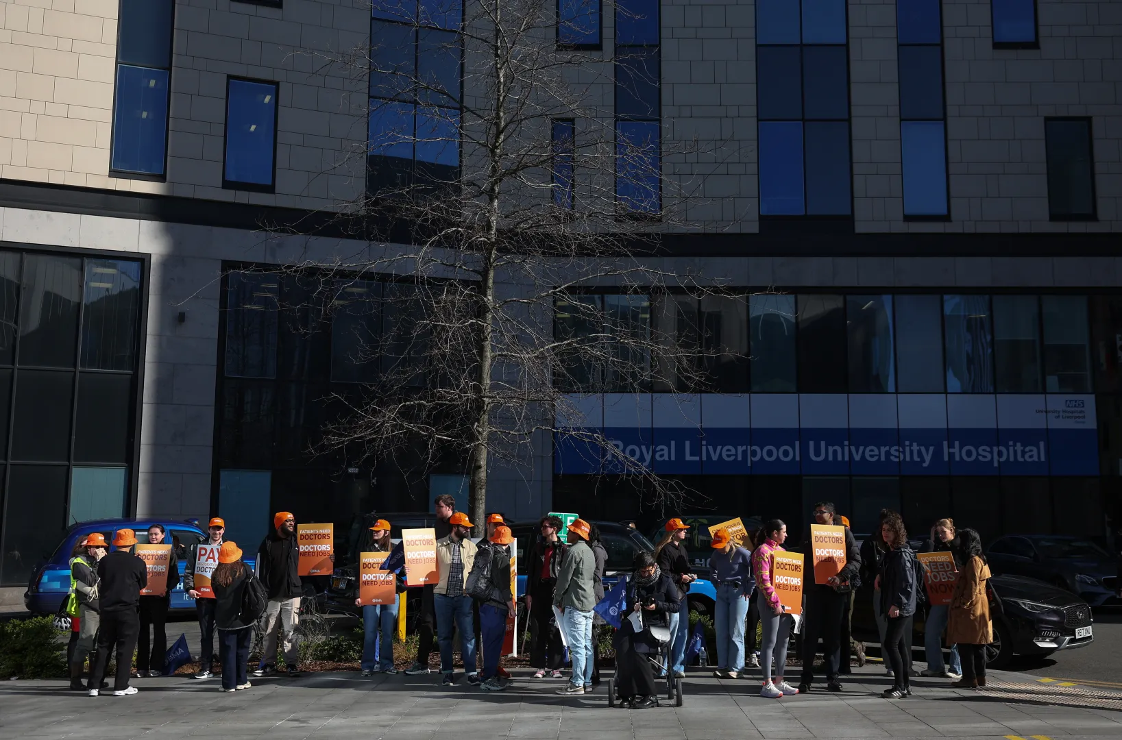 Protest lekarzy rezydentów w Wielkiej Brytanii. Fot. PAP/ EPA/ADAM VAUGHAN 