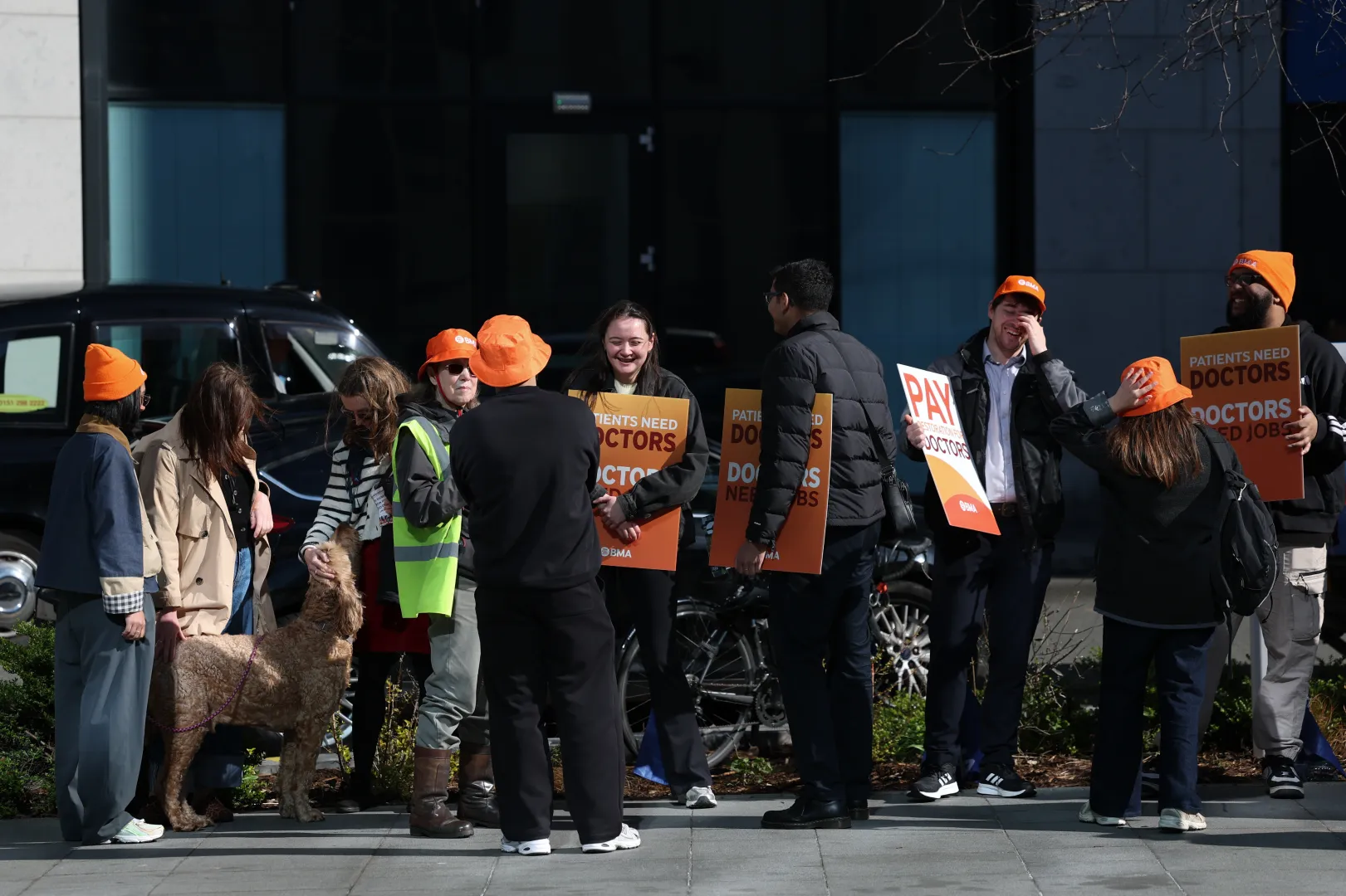 Protest lekarzy rezydentów w Wielkiej Brytanii. Fot. PAP/ EPA/ADAM VAUGHAN 