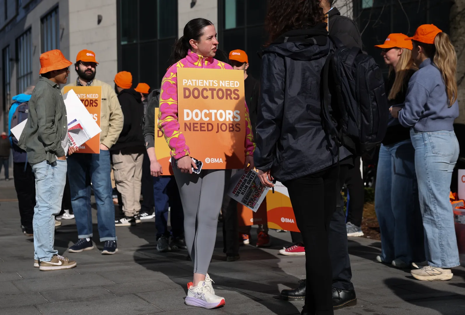 Protest lekarzy rezydentów w Wielkiej Brytanii. Fot. PAP/ EPA/ADAM VAUGHAN 