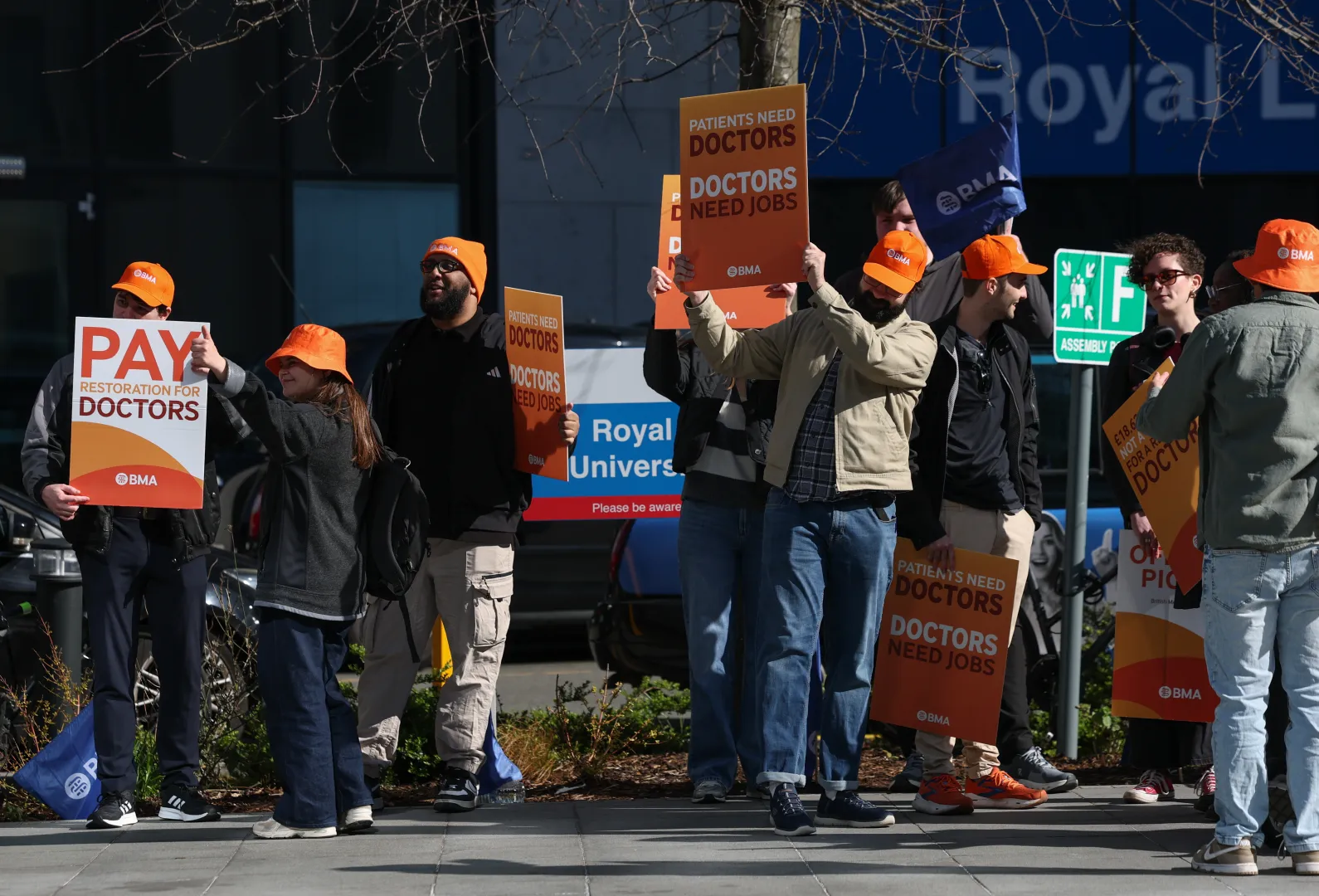 Protest lekarzy rezydentów w Wielkiej Brytanii. Fot. PAP/ EPA/ADAM VAUGHAN 