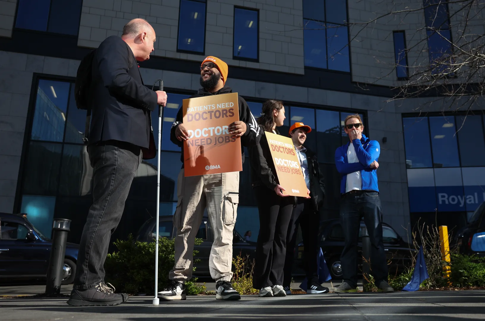 Protest lekarzy rezydentów w Wielkiej Brytanii. Fot. PAP/ EPA/ADAM VAUGHAN 