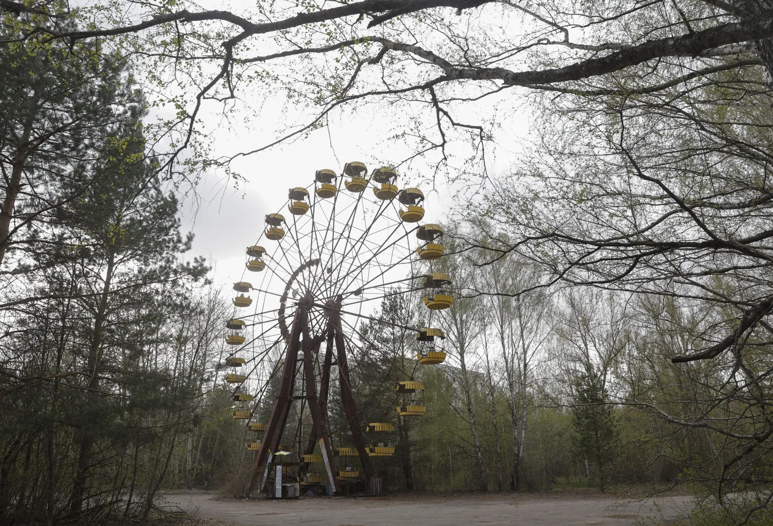 Opuszczone miasto Prypeć w pobliżu elektrowni w Czarnobylu. Fot. PAP/EPA/SERGEY DOLZHENKO 
