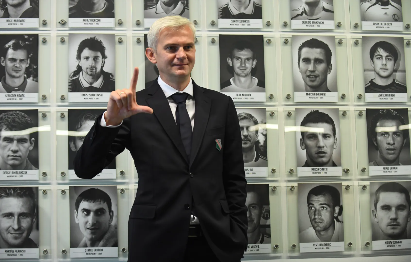 Jacek Magiera pozuje do zdjęć na tle Galerii Sław Legii Warszawa. Fot. PAP/Bartłomiej Zborowski