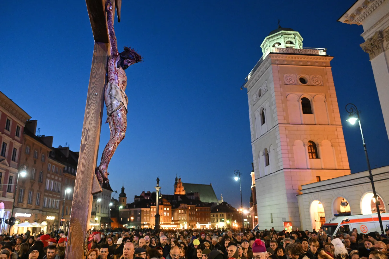 Uczestnicy Centralnej Drogi Krzyżowej na ulicach Warszawy w Wielki Piątek. Fot. PAP/Radek Pietruszka