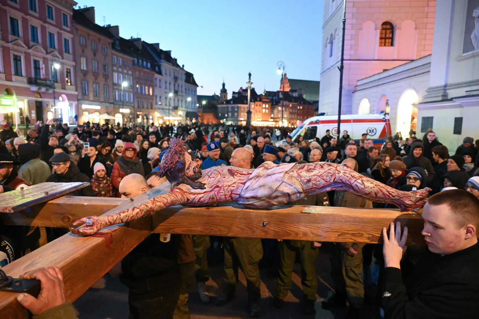 Uczestnicy Centralnej Drogi Krzyżowej na ulicach Warszawy w Wielki Piątek. Fot. PAP/Radek Pietruszka