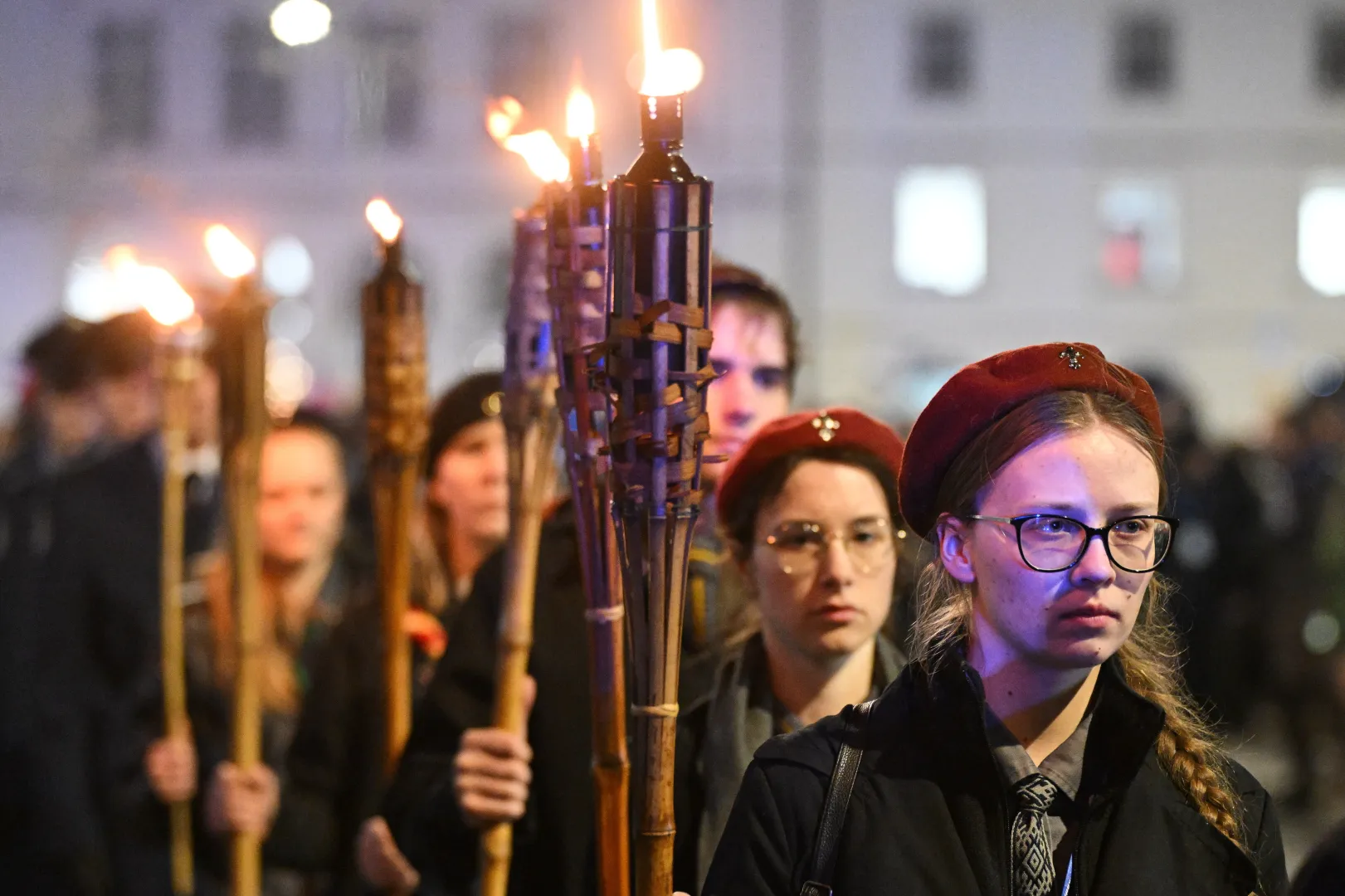 Uczestnicy Centralnej Drogi Krzyżowej na ulicach Warszawy w Wielki Piątek. Fot. PAP/Radek Pietruszka