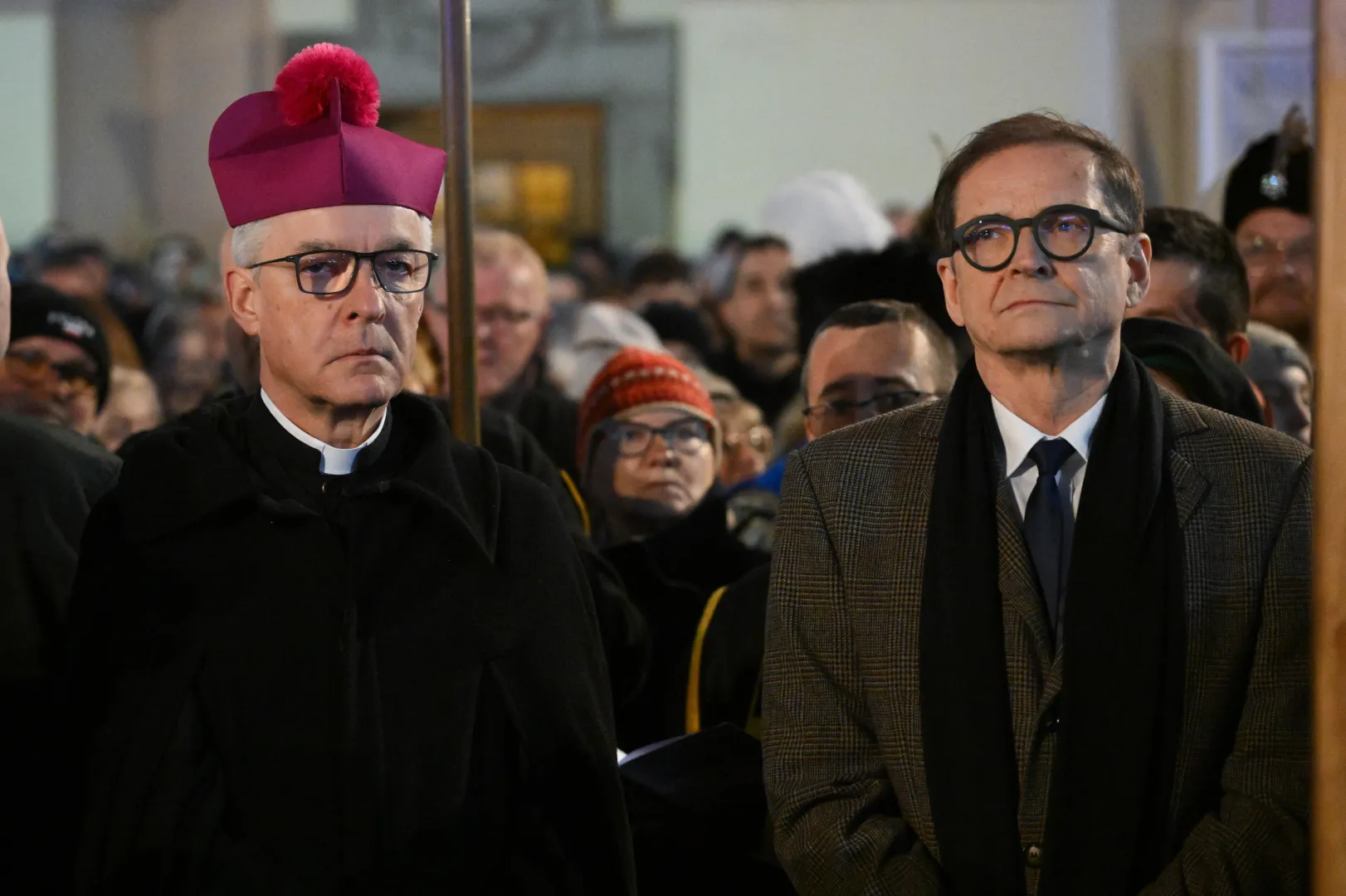 Biskup polowy Wojska Polskiego Wiesław Lechowicz (L) i telewizyjny komentator sportowy Przemysław Babiarz (P). Fot. PAP/Radek Pietruszka