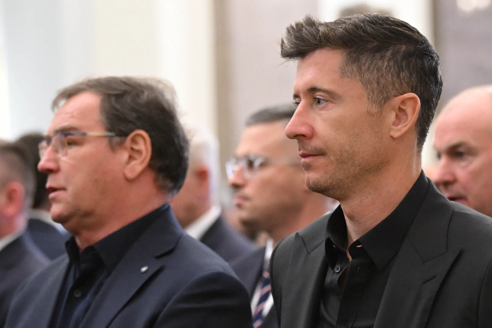 Piłkarz reprezentacji Polski Robert Lewandowski i selekcjoner kadry Jerzy Urban (L) podczas uroczystości pogrzebowych piłkarza i trenera Jacka Magiery. Fot. PAP/Radek Pietruszka