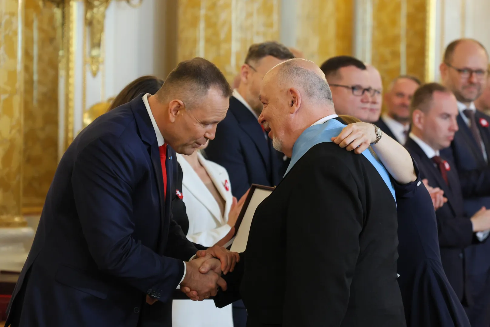 Prezydent Karol Nawrocki (L) i odznaczony Orderem Orła Białego reżyser Lech Majewski (P). Fot. PAP/Paweł Supernak