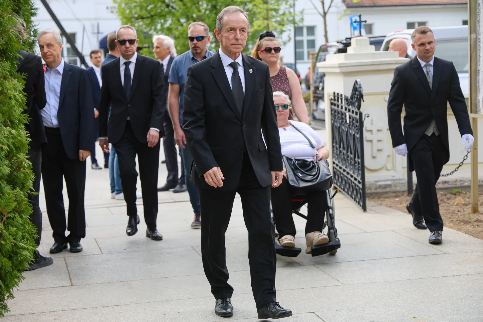 Senator KO Tomasz Grodzki w drodze na uroczystości pogrzebowe Andrzeja Olechowskiego Fot. PAP/Rafał Guz