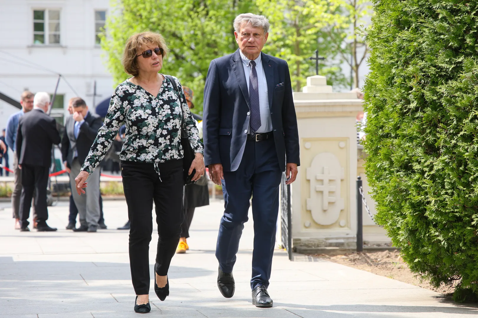 Ekonomista prof. Leszek Balcerowicz (P) z żoną Ewą (L) w drodze na uroczystości pogrzebowe Andrzeja Olechowskiego Fot. PAP/Rafał Guz